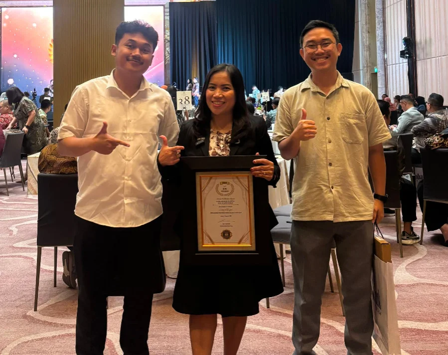 Foto:&nbsp;Direktur Utama BPR Artatama Sejahtera, Murni Ardina Pandiangan (tengah) saat menghadiri kegiatan infobank awards 2026.